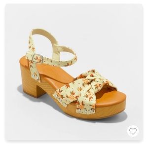 Universal thread cream floral heels